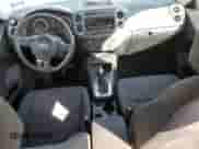 2014 Volkswagen Tiguan S z VIN WVGAV3AXXEW578447, wystawiony jako Copart lot #90118935 z przebiegiem 55 934 mil mil oraz Czysty tytuł • Clean title. Historia ofert i sprzedaży dostępna na DreamBid. Obrazek 8.