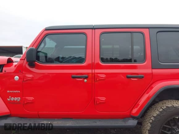 2021 Jeep Wrangler Unlimited Sahara Altitude z VIN 1C4HJXEN8MW679385, wystawiony jako IAAI lot #41542602 z przebiegiem 50 220 mil mil oraz . Historia ofert i sprzedaży dostępna na DreamBid. Obrazek 14.