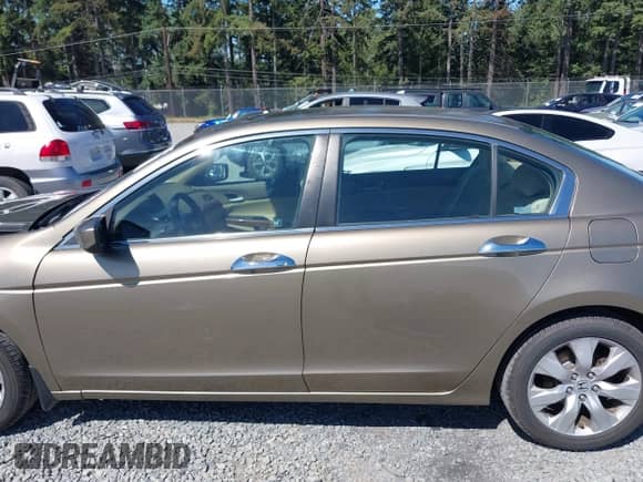 2008 Honda Accord EX z VIN 1HGCP36738A042748, wystawiony jako IAAI lot #42640404 z przebiegiem 237 000 mil mil oraz . Historia ofert i sprzedaży dostępna na DreamBid. Obrazek 14.