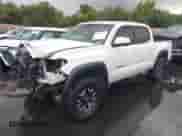2016 Toyota Tacoma TRD Sport z VIN 3TMCZ5AN5GM043122, wystawiony jako IAAI lot #43093595 z przebiegiem 171 385 mil mil oraz . Historia ofert i sprzedaży dostępna na DreamBid. Obrazek 2.