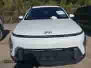 2025 Hyundai Kona SEL z VIN KM8HB3AB5SU329556, wystawiony jako IAAI lot #43510291 z przebiegiem 2 769 mil mil oraz . Historia ofert i sprzedaży dostępna na DreamBid. Obrazek 12.