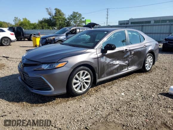 2021 Toyota Camry LE z VIN 4T1C11AK7MU439450, wystawiony jako Copart lot #84234935 z przebiegiem 24 437 mil mil oraz Szkoda całkowita • Salvage title. Historia ofert i sprzedaży dostępna na DreamBid. Obrazek 1.