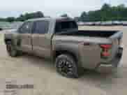 2023 Nissan Frontier Pro-4X z VIN 1N6ED1EK0PN617872, wystawiony jako Copart lot #57125435 z przebiegiem 97 981 mil mil oraz Szkoda całkowita • Salvage title. Historia ofert i sprzedaży dostępna na DreamBid. Obrazek 2.