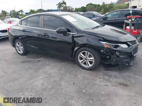 2018 Chevrolet Cruze LT z VIN 1G1BE5SM4J7124314, wystawiony jako IAAI lot #43448494 z przebiegiem 110 914 mil mil oraz . Historia ofert i sprzedaży dostępna na DreamBid. Obrazek 1.