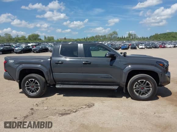 2024 Toyota Tacoma SR5 z VIN 3TMLB5JN2RM054571, wystawiony jako IAAI lot #42572496 z przebiegiem 7 157 mil mil oraz . Historia ofert i sprzedaży dostępna na DreamBid. Obrazek 13.