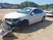 2020 Toyota Camry LE z VIN 4T1L11AK2LU999293, wystawiony jako IAAI lot #43202655 z przebiegiem 52 070 mil mil oraz . Historia ofert i sprzedaży dostępna na DreamBid. Obrazek 2.