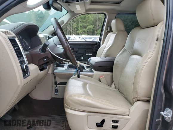 2014 Ram 1500 Laramie z VIN 1C6RR7NM9ES421588, wystawiony jako Copart lot #81893985 z przebiegiem 231 749 mil mil oraz Szkoda całkowita • Salvage title. Historia ofert i sprzedaży dostępna na DreamBid. Obrazek 7.