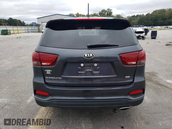 2019 Kia Sorento L z VIN 5XYPG4A30KG448374, wystawiony jako Copart lot #86607615 z przebiegiem 139 560 mil mil oraz Czysty tytuł • Clean title. Historia ofert i sprzedaży dostępna na DreamBid. Obrazek 6.