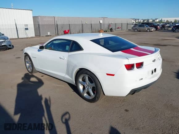 2013 Chevrolet Camaro LT z VIN 2G1FC1E37D9231136, wystawiony jako IAAI lot #43474883 z przebiegiem 86 730 mil mil oraz . Historia ofert i sprzedaży dostępna na DreamBid. Obrazek 3.