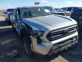 2024 Toyota Tacoma SR5 z VIN 3TMKB5FN8RM006691, wystawiony jako IAAI lot #41460689 z przebiegiem 8 856 mil mil oraz . Historia ofert i sprzedaży dostępna na DreamBid. Obrazek 1.