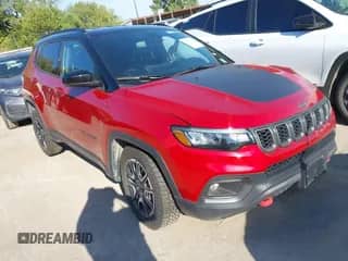 2025 Jeep Compass Trailhawk with VIN 3C4NJDDN3ST569995, listed as a IAAI auction lot 43324434 with 10,559 mi miles and . Bid and sale history available at DreamBid. Image 1.
