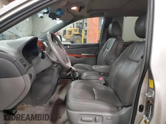2010 Toyota Sienna XLE с VIN 5TDYK4CC1AS311946, выставлен на аукционе Copart как лот 86078525 с пробегом 193 862 миль миль и Списание • Salvage title. История ставок и продаж доступна на DreamBid. Изображение 7.