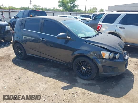 2015 Chevrolet Sonic LT z VIN 1G1JC6SH5F4148222, wystawiony jako IAAI lot #42993222 z przebiegiem 129 499 mil mil oraz . Historia ofert i sprzedaży dostępna na DreamBid. Obrazek 1.