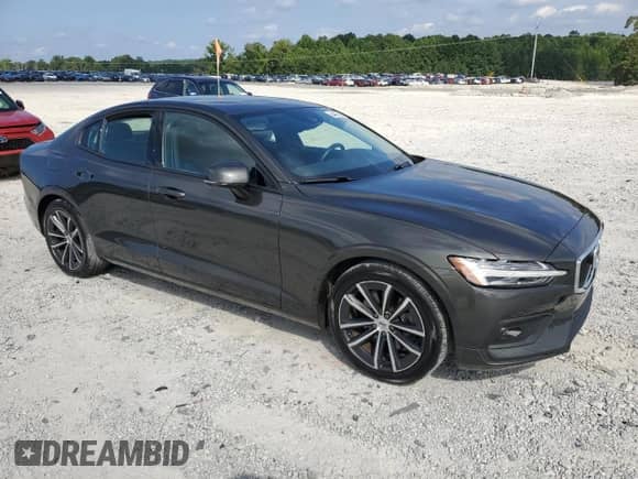 2021 Volvo S60 Momentum z VIN 7JR102FK2MG093675, wystawiony jako Copart lot #64467105 z przebiegiem 64 376 mil mil oraz Szkoda całkowita • Salvage title. Historia ofert i sprzedaży dostępna na DreamBid. Obrazek 4.