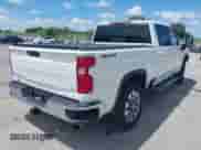 2023 Chevrolet Silverado 2500HD LT z VIN 1GC1YNEY0PF188549, wystawiony jako IAAI lot #42688993 z przebiegiem 37 079 mil mil oraz . Historia ofert i sprzedaży dostępna na DreamBid. Obrazek 4.