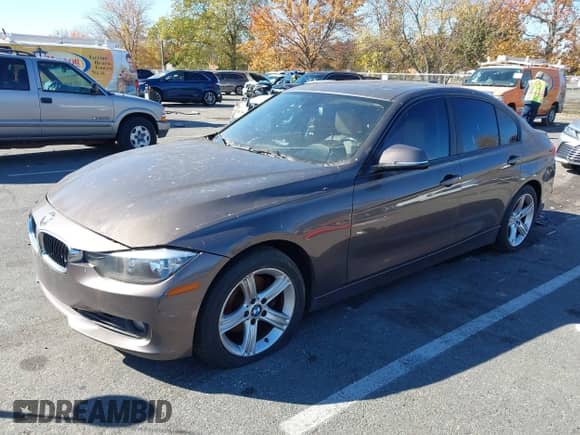 2013 BMW 3 Series 328i xDrive с VIN WBA3B5C55DF594855, выставлен на аукционе IAAI как лот 43538178 с пробегом 146 765 миль миль и . История ставок и продаж доступна на DreamBid. Изображение 19.