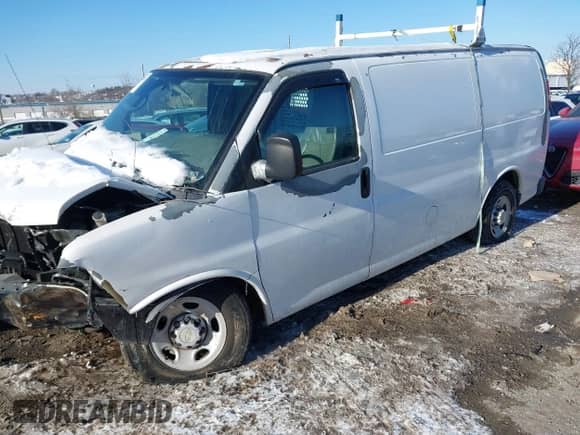 2010 Chevrolet Express Cargo z VIN 1GCZGFBAXA1163309, wystawiony jako IAAI lot #41390011 z przebiegiem Nie podano mil oraz . Historia ofert i sprzedaży dostępna na DreamBid. Obrazek 2.