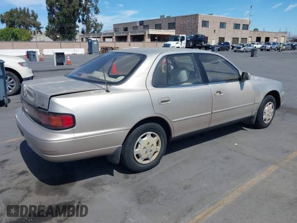 1993 Toyota Camry LE z VIN JT2SK12E2P0125831, wystawiony jako IAAI lot #42940055 z przebiegiem 206 391 mil mil oraz . Historia ofert i sprzedaży dostępna na DreamBid. Obrazek 4.