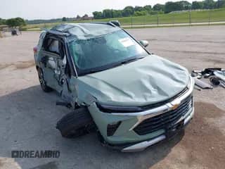 2025 Chevrolet TrailBlazer LT z VIN KL79MPSL0SB007711, wystawiony jako IAAI lot #42458075 z przebiegiem 20 000 mil mil oraz . Historia ofert i sprzedaży dostępna na DreamBid. Obrazek 1.