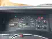 1997 Chevrolet Silverado 3500 z VIN 1GCGC33R4VF008124, wystawiony jako IAAI lot #42641985 z przebiegiem 229 962 mil mil oraz . Historia ofert i sprzedaży dostępna na DreamBid. Obrazek 7.