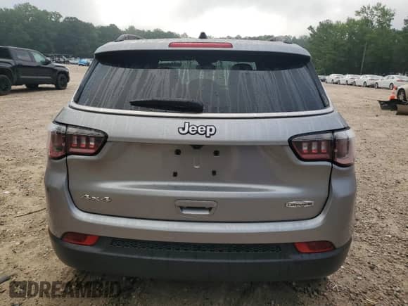 2023 Jeep Compass Latitude Lux z VIN 3C4NJDFN4PT530787, wystawiony jako Copart lot #63428935 z przebiegiem 28 680 mil mil oraz Szkoda całkowita • Salvage title. Historia ofert i sprzedaży dostępna na DreamBid. Obrazek 6.
