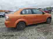 2007 Chevrolet Aveo LS z VIN KL1TD56637B057387, wystawiony jako Copart lot #77928504 z przebiegiem 129 014 mil mil oraz Szkoda całkowita • Salvage title. Historia ofert i sprzedaży dostępna na DreamBid. Obrazek 3.