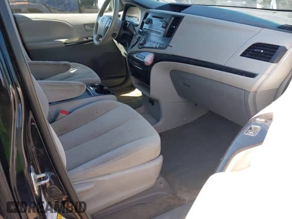 2014 Toyota Sienna LE z VIN 5TDJK3DC0ES091392, wystawiony jako IAAI lot #43138131 z przebiegiem 161 711 mil mil oraz . Historia ofert i sprzedaży dostępna na DreamBid. Obrazek 5.