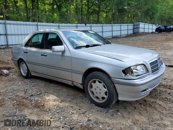 1999 Mercedes-Benz C 230/260/280/320 z VIN WDBHA24G4XA749633, wystawiony jako Copart lot #56560105 z przebiegiem 221 306 mil mil oraz Szkoda całkowita • Salvage title. Historia ofert i sprzedaży dostępna na DreamBid. Obrazek 4.