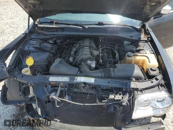 2010 Chrysler 300 C Hemi с VIN 2C3CA6CT7AH206016, выставлен на аукционе Copart как лот 69197875 с пробегом 215 950 миль миль и Списание • Salvage title. История ставок и продаж доступна на DreamBid. Изображение 11.