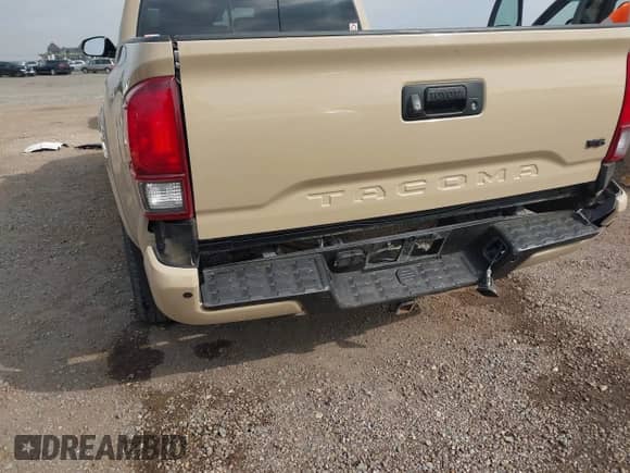 2020 Toyota Tacoma SR5 z VIN 3TMBZ5DN5LM026533, wystawiony jako IAAI lot #41529069 z przebiegiem 87 710 mil mil oraz . Historia ofert i sprzedaży dostępna na DreamBid. Obrazek 6.