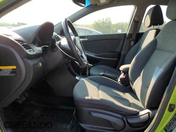 2013 Hyundai Accent SE z VIN KMHCU5AE7DU066032, wystawiony jako Copart lot #66413665 z przebiegiem 158 482 mil mil oraz Czysty tytuł • Clean title. Historia ofert i sprzedaży dostępna na DreamBid. Obrazek 7.