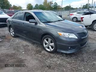 2011 Toyota Camry LE z VIN 4T1BF3EK5BU629702, wystawiony jako IAAI lot #43400538 z przebiegiem 318 024 mil mil oraz . Historia ofert i sprzedaży dostępna na DreamBid. Obrazek 1.