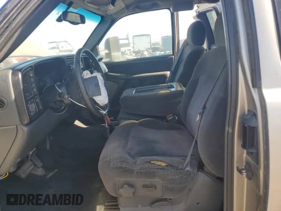 2001 Chevrolet Silverado 2500 с VIN 1GCGK29UX1Z292635, выставлен на аукционе Copart как лот 81832065 с пробегом 263 518 миль миль и Списание • Salvage title. История ставок и продаж доступна на DreamBid. Изображение 7.