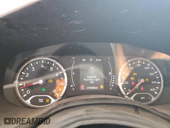 2017 Jeep Renegade Latitude z VIN ZACCJABB2HPF43371, wystawiony jako Copart lot #85837885 z przebiegiem 210 392 mil mil oraz Nie do naprawy • Non repairable. Historia ofert i sprzedaży dostępna na DreamBid. Obrazek 9.