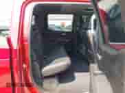 2021 GMC Sierra 1500 SLT z VIN 1GTU9DET3MZ161056, wystawiony jako IAAI lot #42992332 z przebiegiem 110 668 mil mil oraz . Historia ofert i sprzedaży dostępna na DreamBid. Obrazek 8.