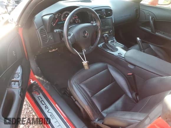 2013 Chevrolet Corvette 1LT z VIN 1G1YE2DWXD5103782, wystawiony jako Copart lot #69299815 z przebiegiem 29 149 mil mil oraz Szkoda całkowita • Salvage title. Historia ofert i sprzedaży dostępna na DreamBid. Obrazek 8.