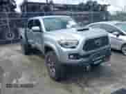 2019 Toyota Tacoma SR z VIN 3TMCZ5AN8KM287646, wystawiony jako IAAI lot #42969397 z przebiegiem 100 562 mil mil oraz . Historia ofert i sprzedaży dostępna na DreamBid. Obrazek 1.