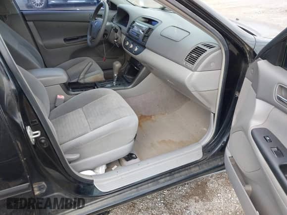 2006 Toyota Camry LE z VIN 4T1BE32KX6U104597, wystawiony jako IAAI lot #43492576 z przebiegiem 228 129 mil mil oraz . Historia ofert i sprzedaży dostępna na DreamBid. Obrazek 5.