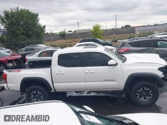 2016 Toyota Tacoma TRD Sport z VIN 3TMCZ5AN5GM043122, wystawiony jako IAAI lot #43093595 z przebiegiem 171 385 mil mil oraz . Historia ofert i sprzedaży dostępna na DreamBid. Obrazek 13.