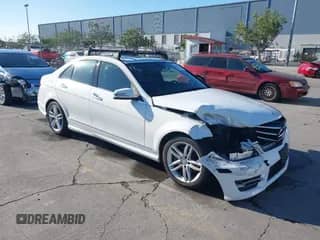 2014 Mercedes-Benz C 250 Sport z VIN WDDGF4HB3EA960558, wystawiony jako IAAI lot #43429271 z przebiegiem 73 297 mil mil oraz . Historia ofert i sprzedaży dostępna na DreamBid. Obrazek 1.