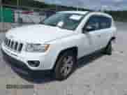 2012 Jeep Compass Sport z VIN 1C4NJDBBXCD608033, wystawiony jako IAAI lot #43069199 z przebiegiem 177 249 mil mil oraz . Historia ofert i sprzedaży dostępna na DreamBid. Obrazek 2.