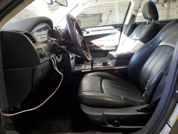 2009 Chrysler 300 C Hemi with VIN 2C3LA63T49H625209, listed as a Copart auction lot 90025255 with 93,385 mi miles and Salvage title. Bid and sale history available at DreamBid. Image 7.