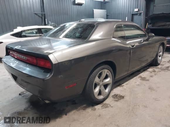 2013 Dodge Challenger SXT с VIN 2C3CDYAG5DH593050, выставлен на аукционе IAAI как лот 43392807 с пробегом 163 707 миль миль и . История ставок и продаж доступна на DreamBid. Изображение 4.