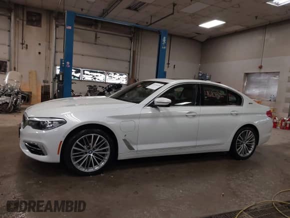 2019 BMW 5 Series 530e xDrive z VIN WBAJB1C51KB376190, wystawiony jako IAAI lot #41610326 z przebiegiem 22 089 mil mil oraz . Historia ofert i sprzedaży dostępna na DreamBid. Obrazek 14.