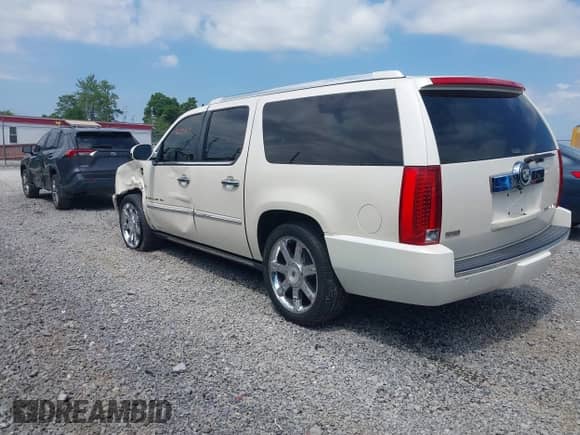 2009 Cadillac Escalade ESV with VIN 1GYFK26239R224780, listed as a IAAI auction lot 42794611 with 109,490 mi miles and . Bid and sale history available at DreamBid. Image 3.