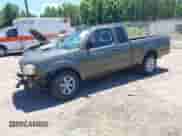 2003 Nissan Frontier XE z VIN 1N6DD26T93C456470, wystawiony jako IAAI lot #39643098 z przebiegiem 237 317 mil mil oraz . Historia ofert i sprzedaży dostępna na DreamBid. Obrazek 2.