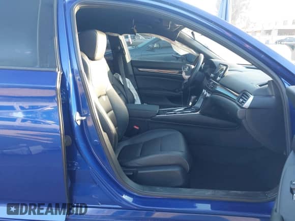 2019 Honda Accord Sport z VIN 1HGCV1F39KA083142, wystawiony jako IAAI lot #43494267 z przebiegiem 45 303 mil mil oraz . Historia ofert i sprzedaży dostępna na DreamBid. Obrazek 5.