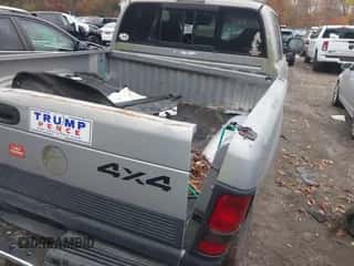 1999 Dodge 1500 z VIN 1B7HF13Y6XJ584918, wystawiony jako IAAI lot #43391240 z przebiegiem 130 238 mil mil oraz . Historia ofert i sprzedaży dostępna na DreamBid. Obrazek 6.