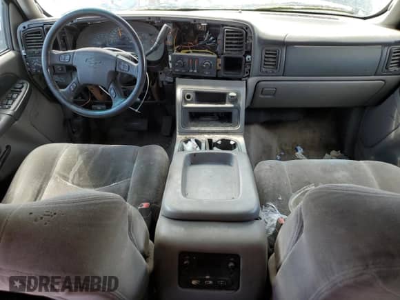 2003 Chevrolet Suburban LS z VIN 3GNEC16T83G314913, wystawiony jako Copart lot #70311755 z przebiegiem 209 592 mil mil oraz Czysty tytuł • Clean title. Historia ofert i sprzedaży dostępna na DreamBid. Obrazek 8.
