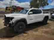 2018 Toyota Tacoma SR z VIN 3TMCZ5AN3JM164612, wystawiony jako Copart lot #70181335 z przebiegiem 134 510 mil mil oraz Szkoda całkowita • Salvage title. Historia ofert i sprzedaży dostępna na DreamBid. Obrazek 1.